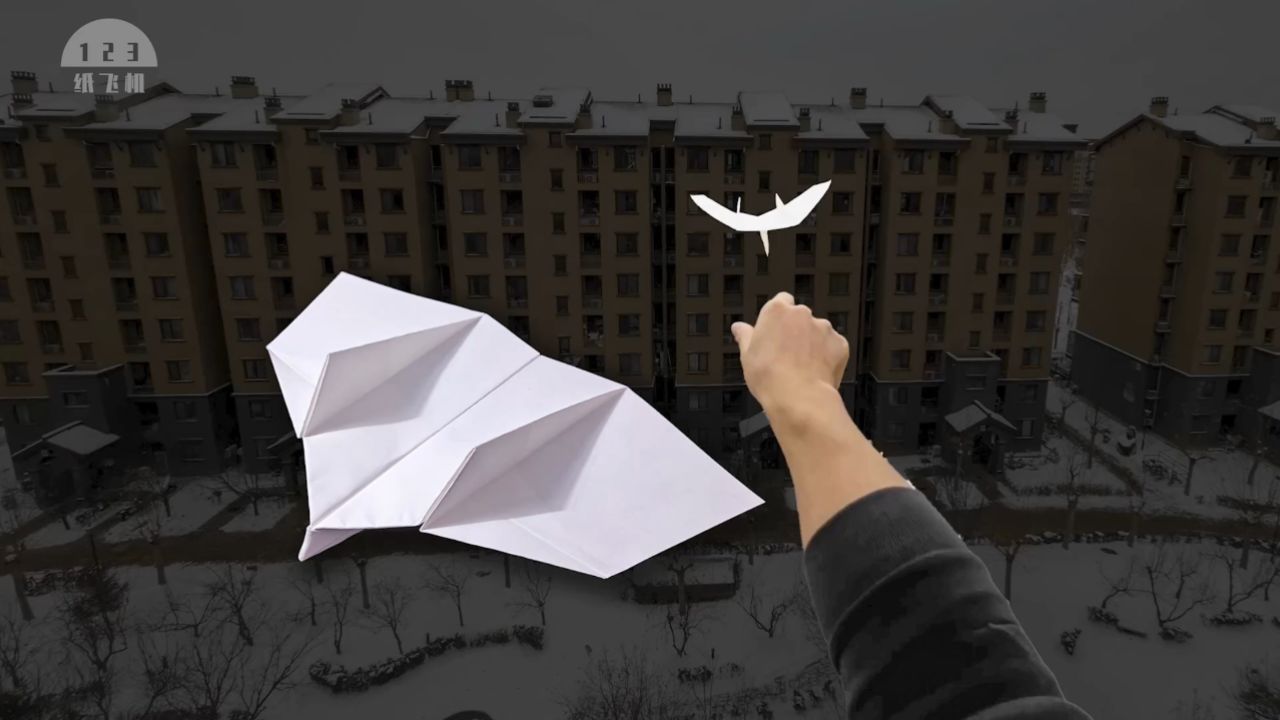 刀背藏身,滑翔超牛!风中翱翔的高棘龙纸飞机