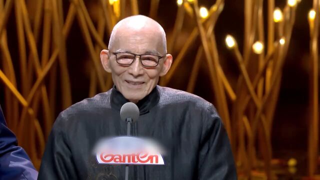 “济公”扮演者游本昌如今90岁高龄,对年轻演员说你们好幸福