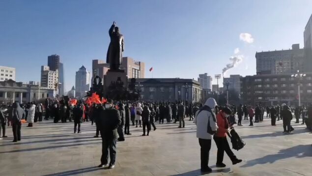 在毛主席诞辰130周年之际,今早沈阳市民自发来到中山广场(原红旗广场)毛主席塑像群前纪念伟人