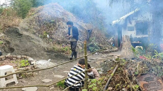 独居深山的永志,俩小朋友来给他扫地,煮玉米饭炸土豆吃,太孤单