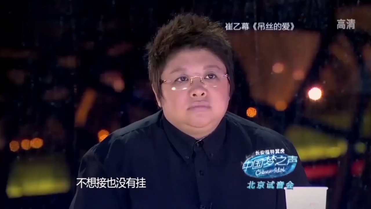 流浪歌手一开口,韩红怒拍桌子放狠话:哪家公司我找他去