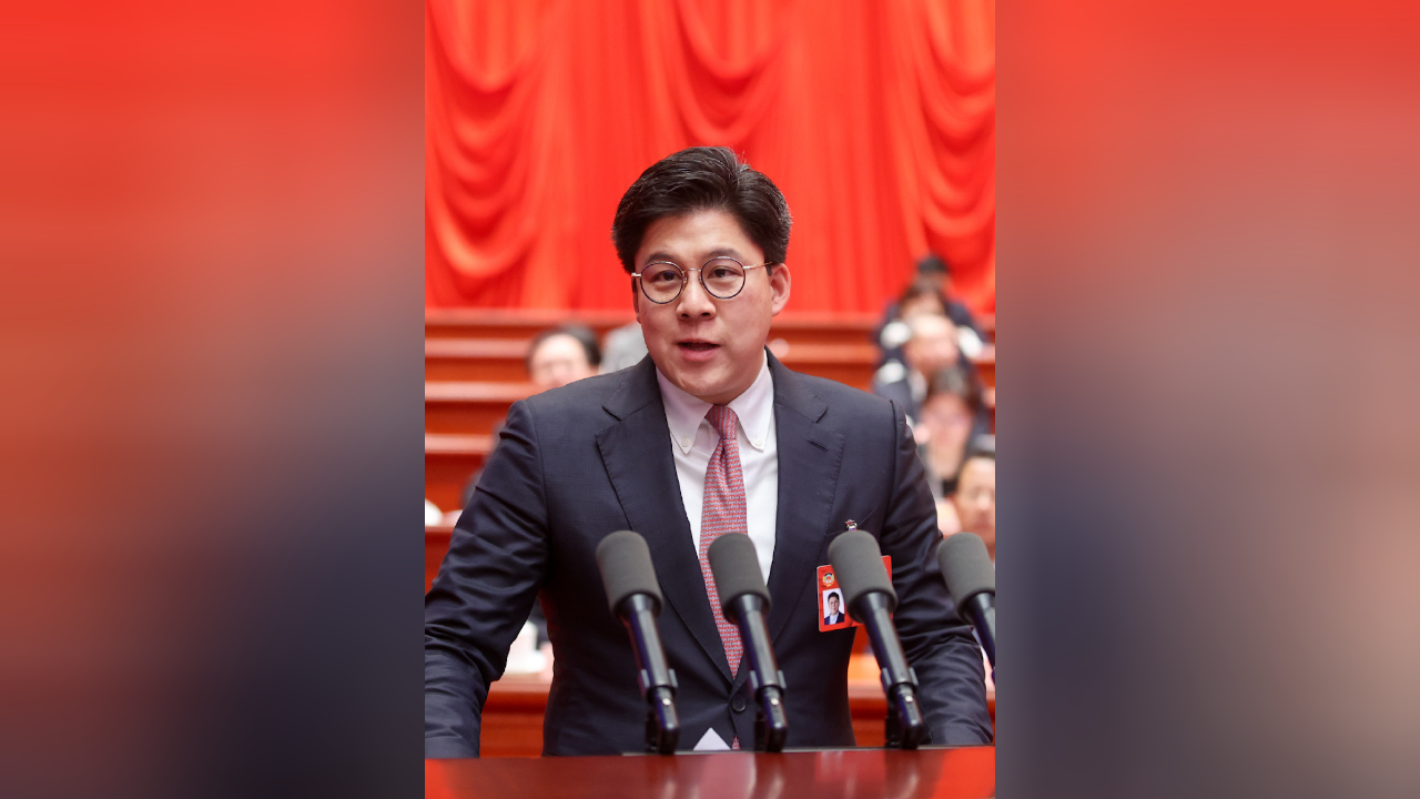 霍启刚以天津市政协委员身份赴天津履职