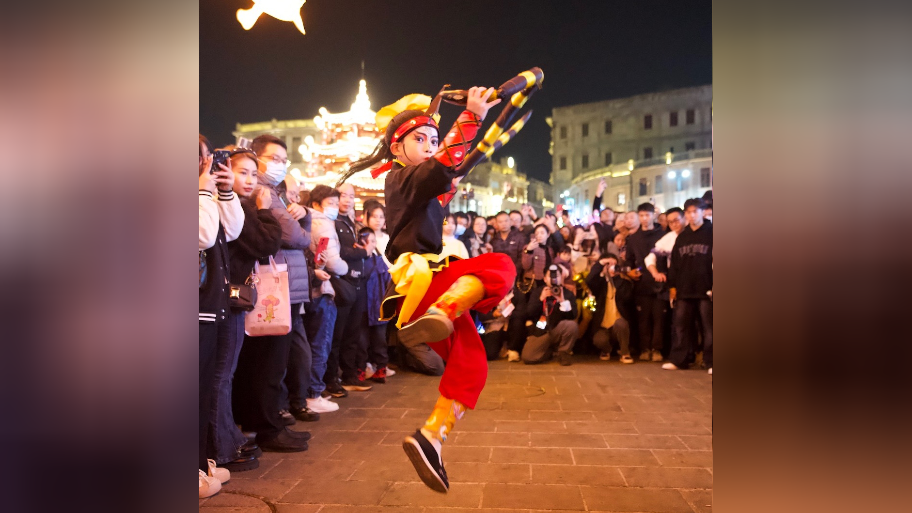 汕头萌娃半年速成英歌舞,9岁小"时迁"街头表演侧空翻