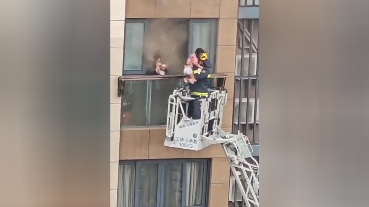 消防救援实录:消防员乘云梯车从13楼救下母女