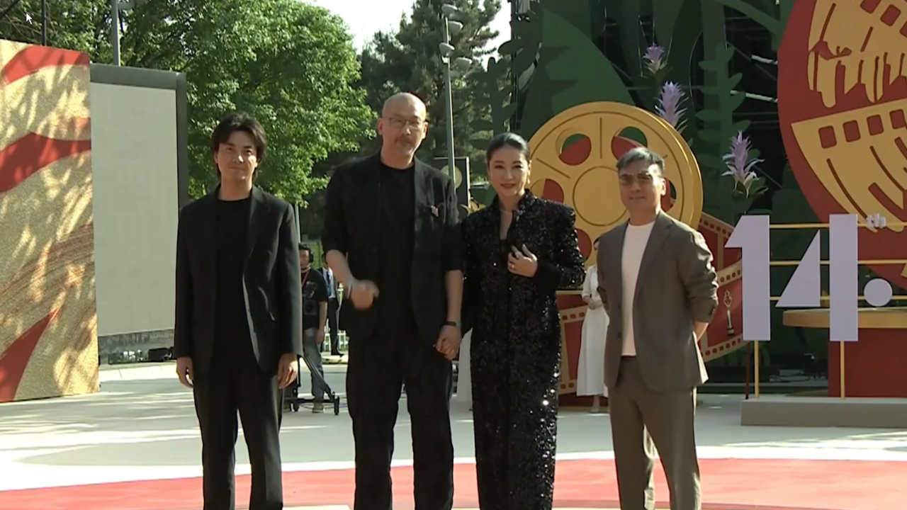 北影电影节:《东极岛》剧组惊喜亮相,管虎与梁静牵手走红毯