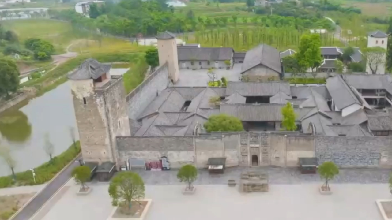 屈氏庄园的四座碉楼,分为北极楼,东平楼,西宁楼和南极楼