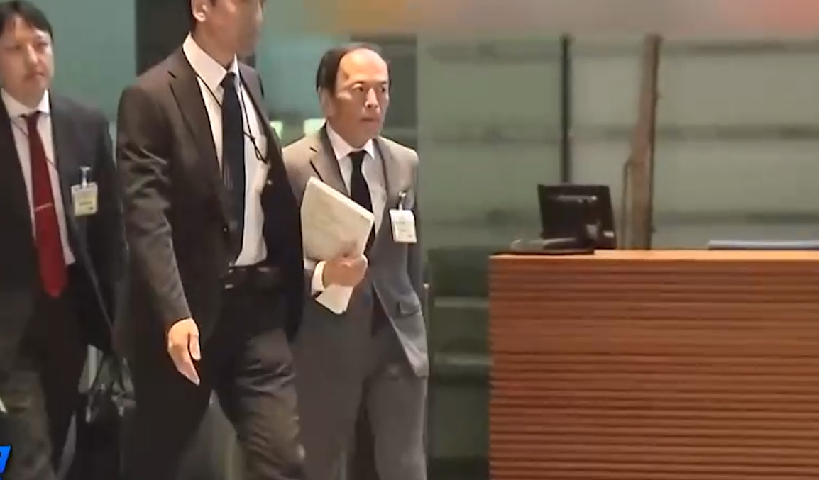 日元贬值加剧经济颓势,岸田文雄会见日本央行行长讨论