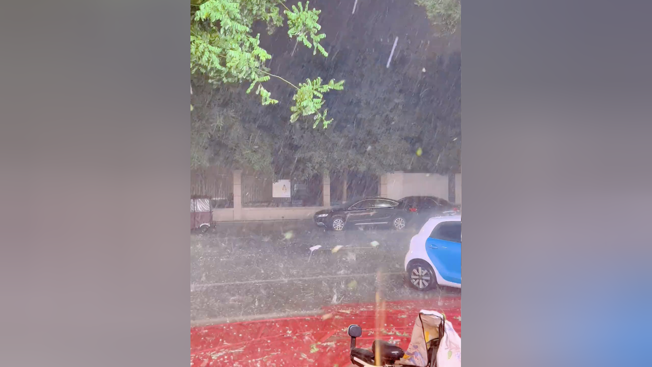 石家庄遭遇冰雹,强降雨,多条道路积水,有车辆被困