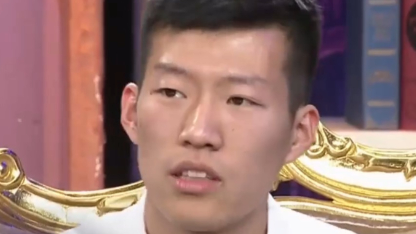 闫佳宝在公园练报菜名,不料被大妈误会,以为饿坏了