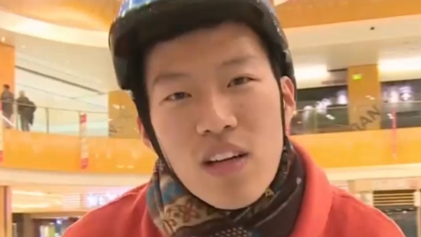 闫佳宝自制滑冰"神器",不料惨遭嫌弃,被王德顺丢在一边