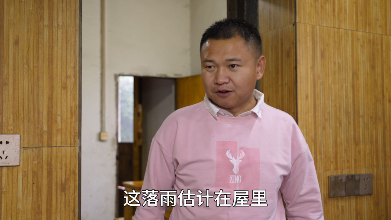 农村四哥看望两兄妹,带了啥礼物?聊聊学习情况,再买两套新衣服