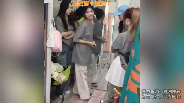 女生晒出自己宿舍穿同一件衣服,但是风格大不相同