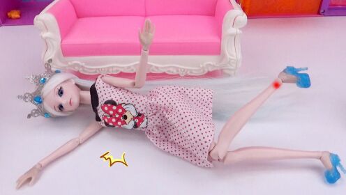 冰公主穿不合脚的高跟鞋,摔倒扭伤脚