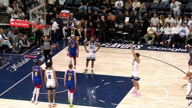 年轻人就是心态好！森林狼众将替补席有说有笑