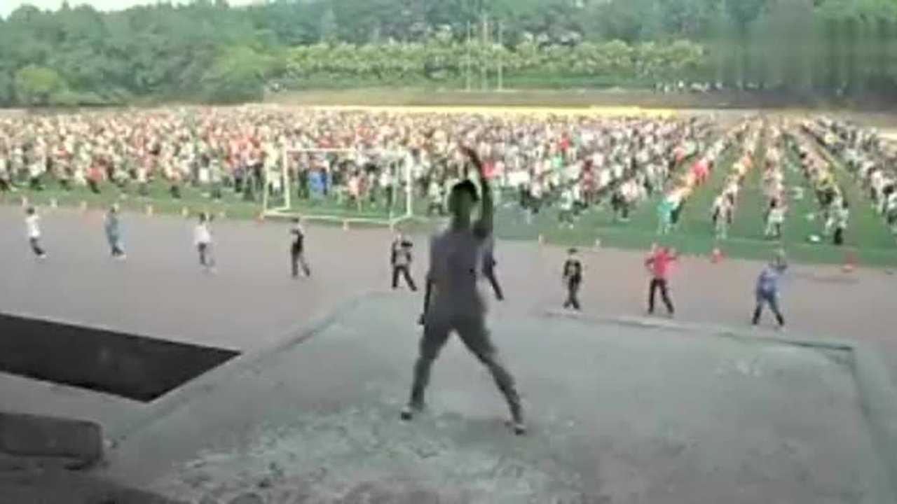实拍重庆南开中学学生课间操大跳骑马舞_高清