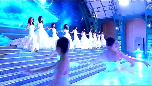 2013香港小姐决赛 佳丽低胸白裙亮相