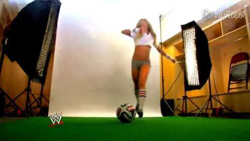 WWE美女变世界杯宝贝 躺地拍热辣写真