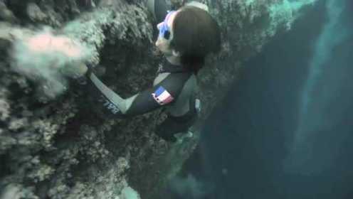 潜水达人水下自由坠落 跳入200米深洞闭气4分钟