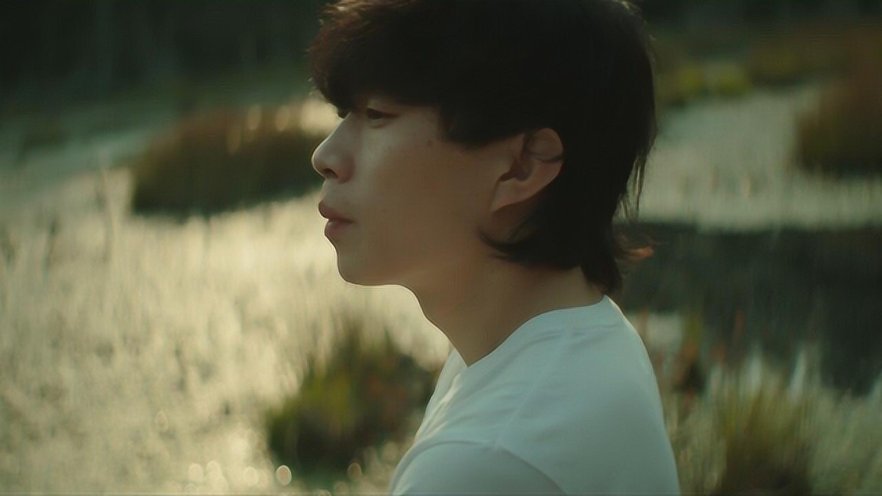 赵雷深情演唱八十年代的歌声线婉转动听