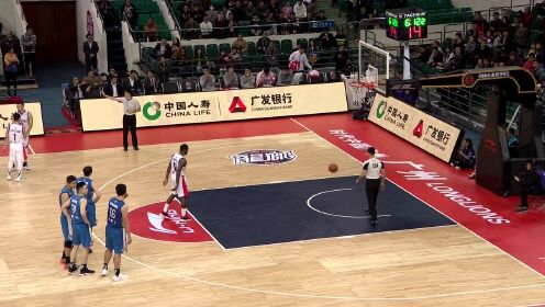 《CBA全场集锦》【花絮】弗格侯逸凡险起冲突 姚天一眼急手快拉开队友