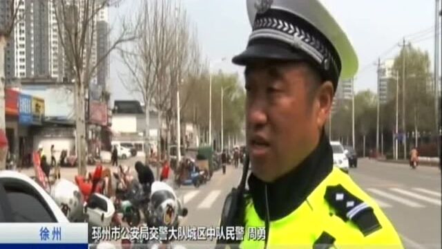 徐州:幼童头卡护栏 交警及时相救