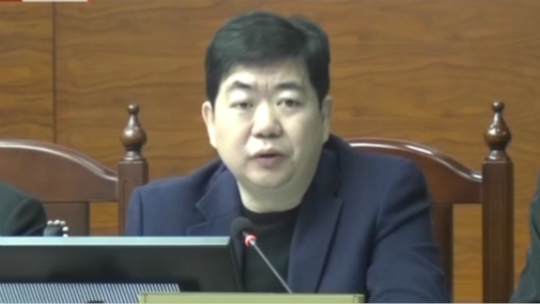 货车组团闯红灯