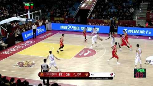 《CBA全场集锦》击鼓传花防不胜防 崔晋铭篮下接球拔起抛投打进