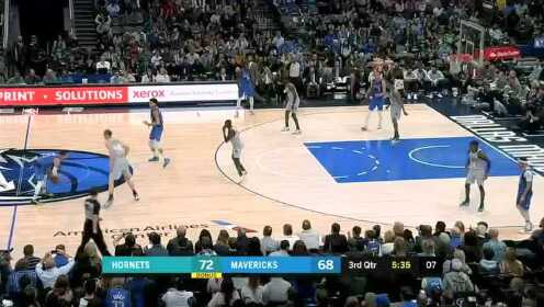 《NBA全场回放》【原声回放】黄蜂vs独行侠第3节 东契奇再送超远三分
