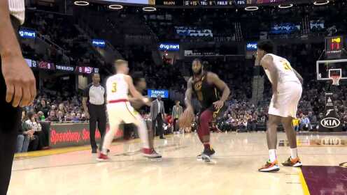 《NBA全场集锦》生生往里碾！德拉蒙德强势贴身打篮下打板2+1很轻松