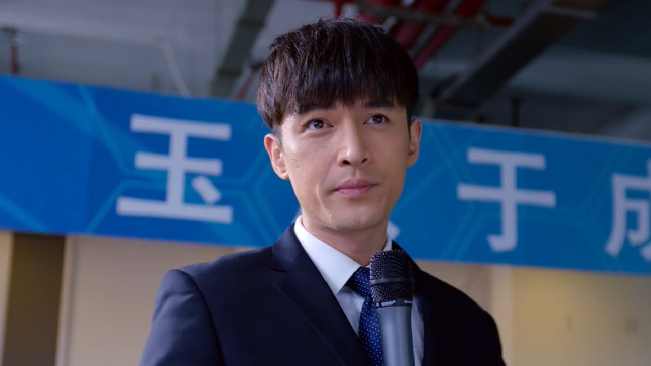 《猎场》第1集01:郑秋冬的演讲把员工们感动的流泪,但有记者听出他的