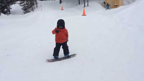 滑的超级6！四岁小朋友单板滑雪转圈圈 旋转跳跃萌翻了！