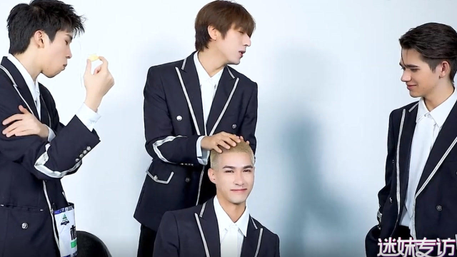 创4学员:每个人摸米卡的头太享受?