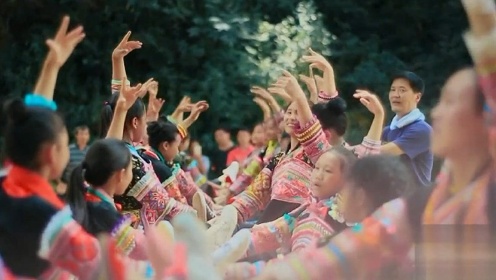 北京舞蹈学院老师在田埂教小朋友跳舞