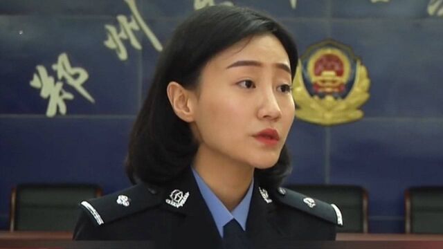 女子疑受刺激向警察下跪还称自己叫王菲