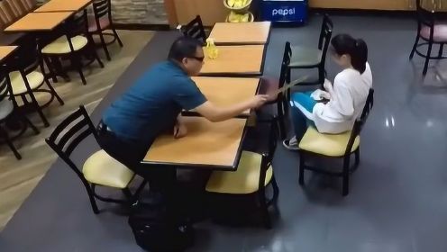 老师用戒尺打女孩手掌声音响彻餐厅