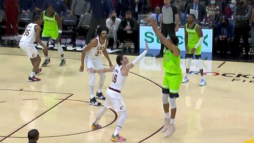 《NBA骑士》你强任你强！唐斯正面三分迎射奥斯曼锁定胜局