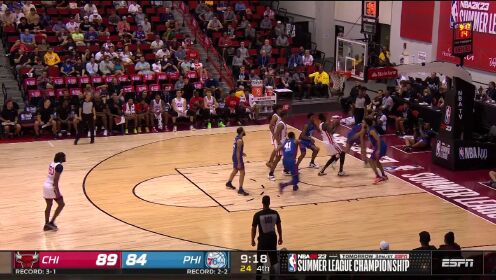 《NBA全场集锦》篮下擎天柱 马克人群中抢下篮板补篮得手