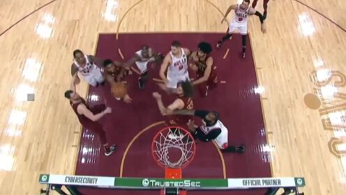 《NBA骑士》骑士公牛裁判报告：阿伦篮下进攻为走步 米切尔绝平球提前进线