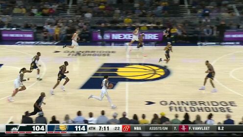 《NBA全场集锦》继续扩大领先优势！布朗眼疾手快成功抢断直捣黄龙双手暴扣