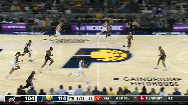 继续扩大领先优势！布朗眼疾手快成功抢断直捣黄龙双手暴扣