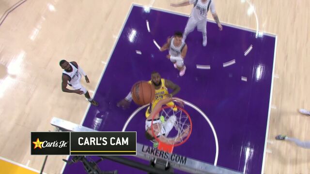 该出手时就出手 詹姆斯篮下顶着犯规完成2+1