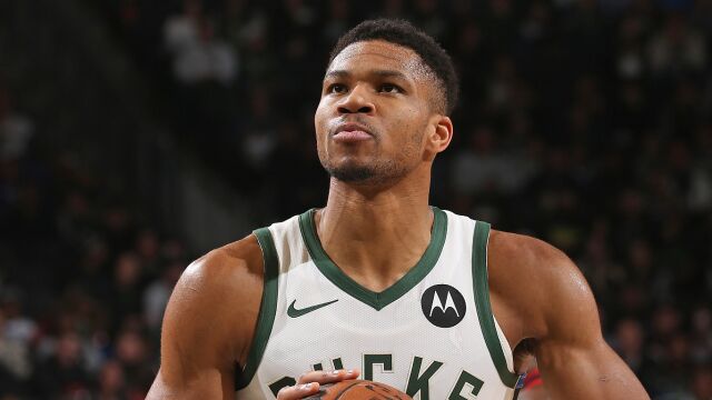 字母哥vs公牛集锦 轰下35分11板漂移三分惊艳全场