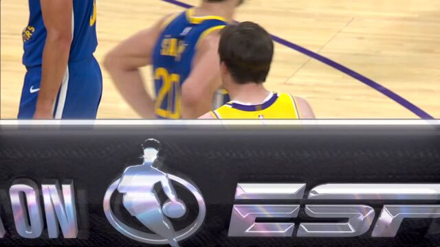 以彼之道还施彼身！里夫斯突破库里打中神奇2+1 库里随即相同手法还以颜色