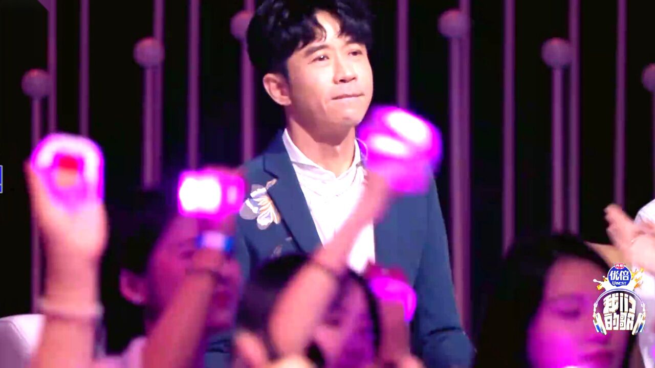 马嘉祺穿紫色衬衫秀顶胯舞步,细腻慵懒好迷人