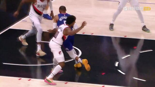 NBA：威少背打亨德森 助攻祖巴茨轻松扣篮