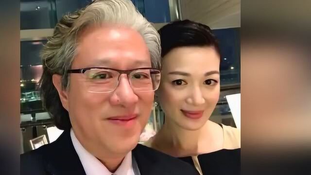 阔太陈少霞和老公出席婚宴 穿皮草贵妇气质十足