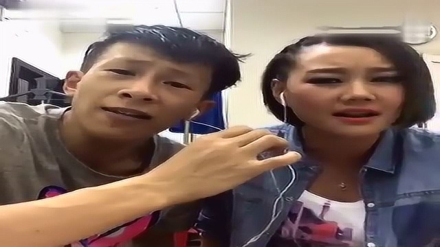 赵本山弟子小超越与崔丹演唱情歌后面周云鹏叼着小烟露脸