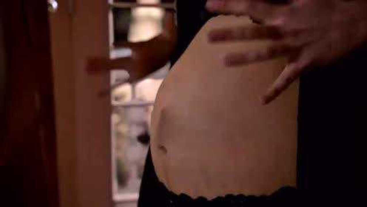 女子怀了个鬼胎，胎儿要冲破肚皮，女子痛苦产子_高清