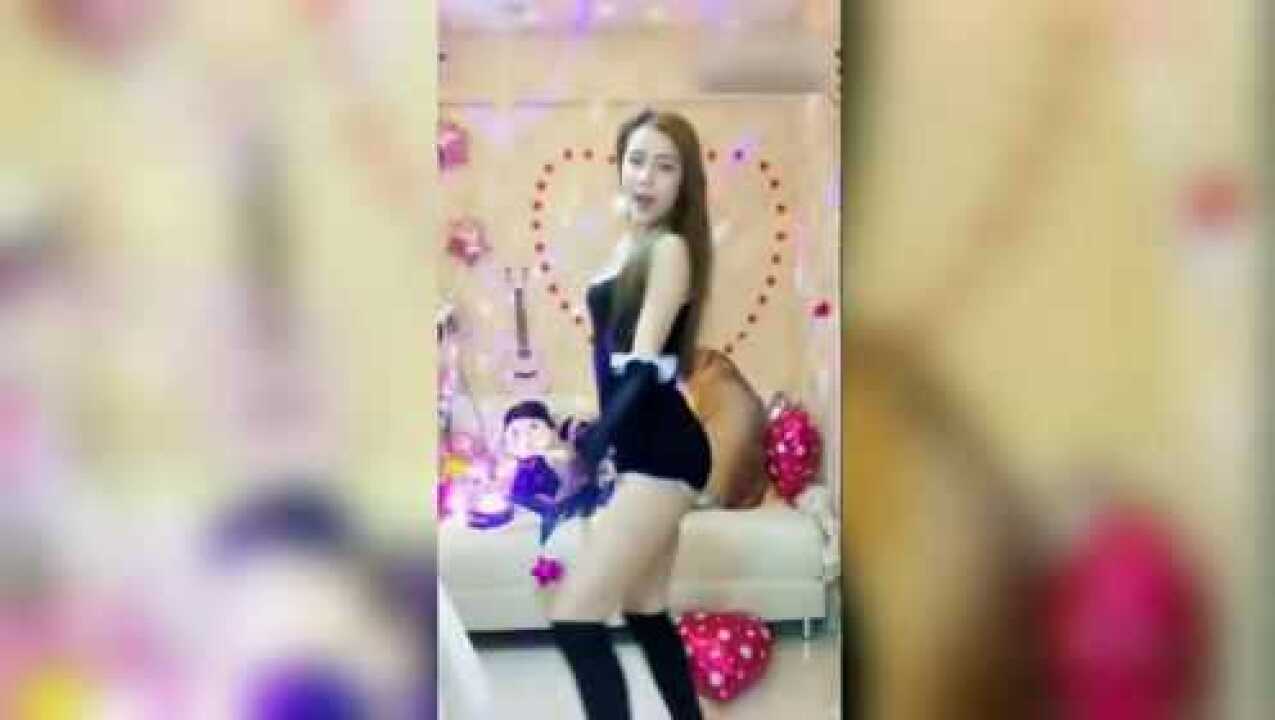 美女跳舞跳嗨了，竟然把裙子撩上去了_高清