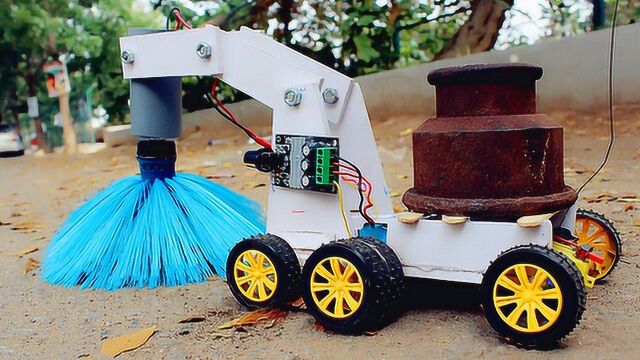小伙自制遥控扫地车,我只能说太牛了